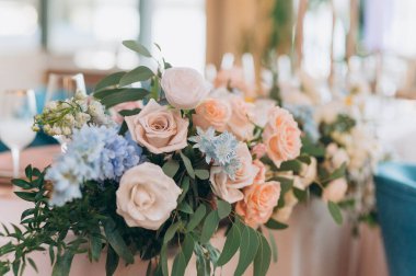 Taze güller ve çeşitli çiçekler canlı bir süs oluşturur. Zarif kompozisyon, kutlamalarda atmosferi güçlendirir..