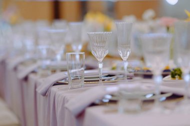 Kristal camdan yapılmış zarif bir masa ve özel durumlar için mükemmel bir çiçek aranjmanı..