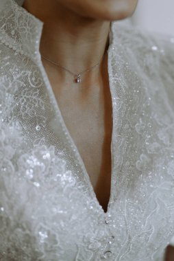 Zarif bir gerdanlık sergilenen çarpıcı bir görüntü. Ayrıntılı, zarif ve sofistike dantelli bir zemin..