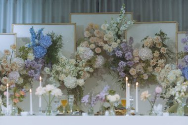 Yumuşak renkli çiçeklerin ve mumların çarpıcı görüntüsü her özel durum için zarif bir atmosfer yaratır..