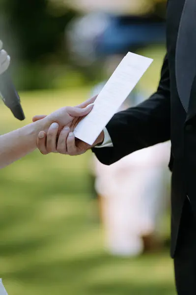 Bir çift, açık havada yemini ederken, sevgi ve bağlılığı simgeleyen samimi bir an..