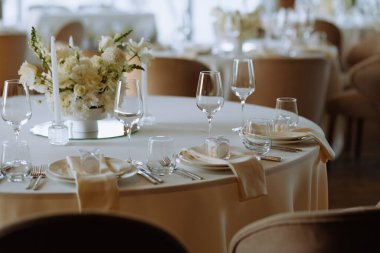 Çiçekli bir süsleme, cam süsleme ve zarif dekorlar içeren güzel bir masa. Düğünler ve kutlamalar için mükemmel..