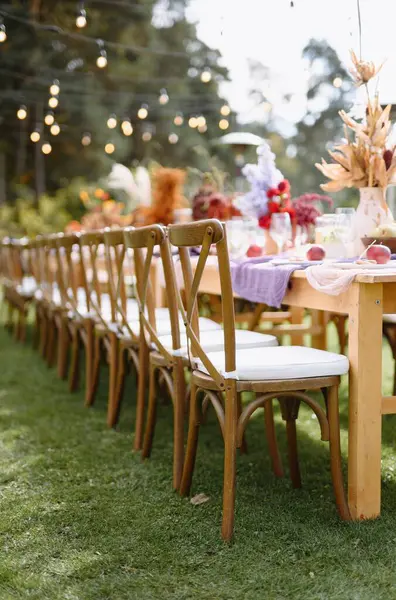 Zarif dekorlarla süslenmiş göz kamaştırıcı bir açık masa. Parıldayan ışıkların altında özel bir toplantı için mükemmel..