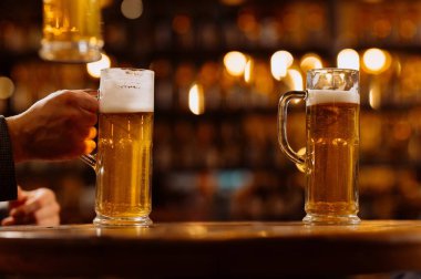 Sıcak, davetkar bir bar zemininde iki bardak biranın keyfine varıldığı bir an..