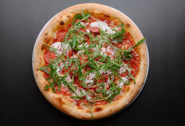 Taze roka ve kremalı klasik pepperonili pizzanın tadını çıkar. Her durum için mükemmel..