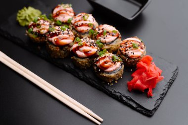 Baharatlı soslu, wasabi ve zencefilli, her suşi aşığı için mükemmel hazırlanmış bir suşi rulosu..