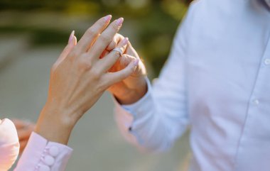 Bir çiftin açık havada evlilik yüzüklerini değiş tokuş etmesi, aşkı ve bağlılığı huzurlu bir ortamda yakalaması çok dokunaklı bir an..