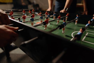 Canlı bir langırt masası, oyuncuların yeteneklerini ve stratejilerini sergiledikleri dostça bir yarışmaya katıldıkları yoğun bir oyun görüntüsünü yakalar..