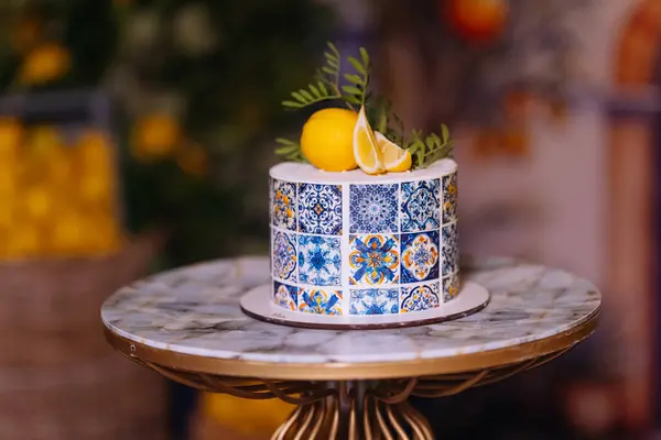Taze limon ve yeşillikle kaplanmış mavi mozaik desenli zarif bir pasta. Kutlamalar için mükemmel..