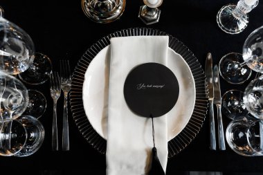 Siyah-beyaz temalı sofra düzenleme, lüks etkinlikler veya düğün resepsiyonları için mükemmel..