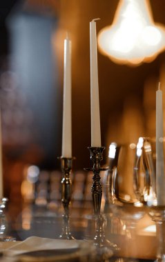 Şık bir akşam yemeği ya da kutlama için mükemmel cam süslemeli ve yumuşak ışıklandırmalı romantik bir masa..