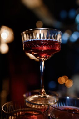 Kristal bardakta şık bir kırmızı kokteyl. Kutlamalar ya da lüks bar ortamları için mükemmel..