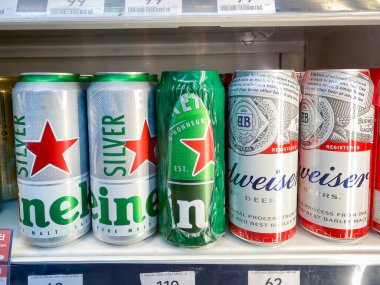 Bangkok Tayland - 30 Ekim 2022: Süpermarkette satılık bir sürü bira