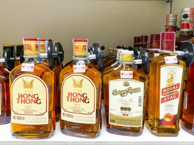 Bangkok Tayland - 01 Kasım 2022: Süpermarkette raflarda fiyatlandırılmış bir sürü Tayland viskisi 