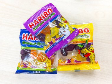 Bangkok Tayland - 1 Kasım 2022: Haribo aromalı jöleyi ahşap masadaki küçük pakette karıştır