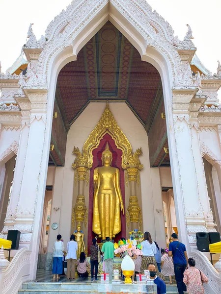 ナコンパトム タイ2022年11月3日 多くの人々がプラ パトム チェディ寺院の大仏に敬意を表します — ストック写真
