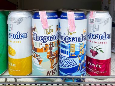 Bangkok Tayland - 08 Kasım 2022: Birçok kutu Hoegaarden birası Foodland süpermarketi Sukhumvit 16 şubesinde satışa sunuldu