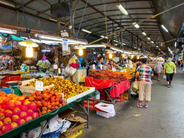 Samut Prakan Tayland - 5 Kasım 2022: Birçok kişi Samrong taze pazarından yiyecek alıyor 