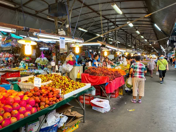 Samut Prakan Tayland - 5 Kasım 2022: Birçok kişi Samrong taze pazarından yiyecek alıyor 