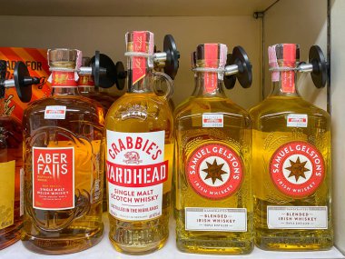 Bangkok Tayland - 12 Kasım 2022: Foodland süpermarketinde raflarda fiyatlandırılmış birçok viski şişesi