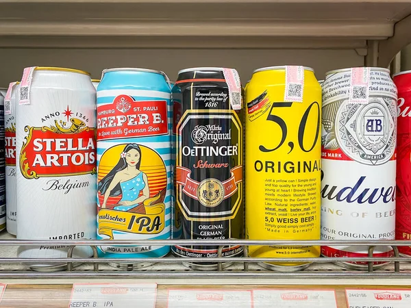 Bangkok Tayland - 30 Ekim 2022: Foodland süpermarketinde satılık bir sürü bira