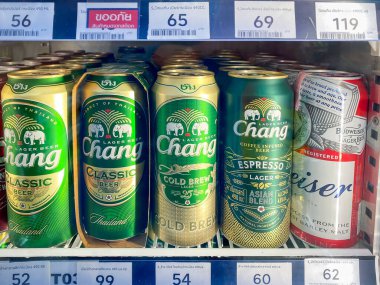 Prachinburi Tayland - 15 Kasım 2022: 7-11 'de rafta satılık bir sürü Chang Birası