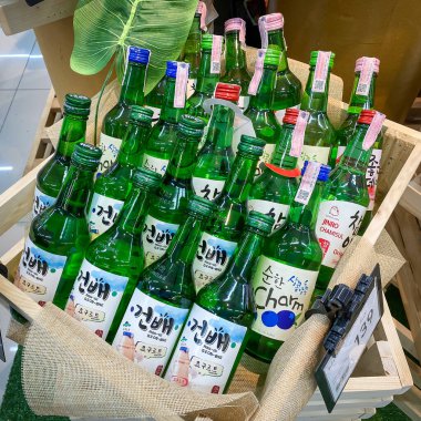 Prachinburi Tayland - 15 Kasım 2022: Birçok Soju markası 7-11 'de satışa sunuldu, Soju geleneksel Kore içeceğidir.