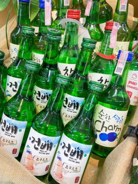 Prachinburi Tayland - 15 Kasım 2022: Birçok Soju markası 7-11 'de satışa sunuldu, Soju geleneksel Kore içeceğidir.