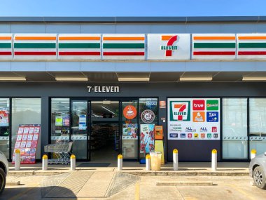 Prachinburi Tayland 17 Kasım 2022: 7-11 Prachinburi endüstriyel emlak şubesinin önündeki bakkal 