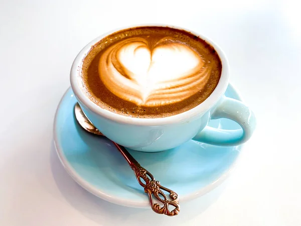 Egy Csésze Kávé Tejjel Gyönyörű Levél Minta Latte Művészet Asztalon — Stock Fotó