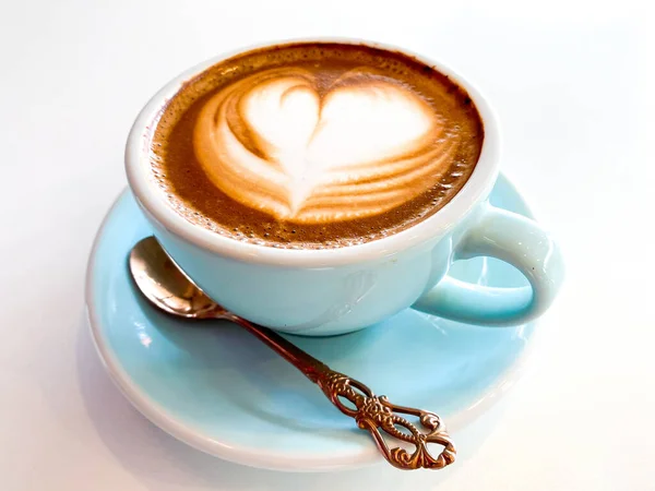 Kuppi Kahvia Maitoa Kauniita Lehtiä Kuvio Latte Taidetta Pöydällä — kuvapankkivalokuva