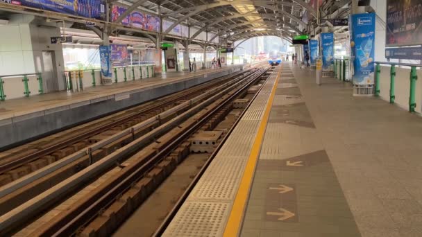 Μπανγκόκ Ταϊλάνδη Νοε 2022 Ένα Τρένο Που Έρχεται Στο Σταθμό — Αρχείο Βίντεο