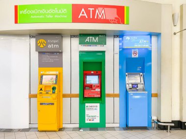 Samutprakan Tayland: 03-12-2022: Bazı insanlar Big-C Süpermarketindeki ATM makinelerinden para alıyorlar 