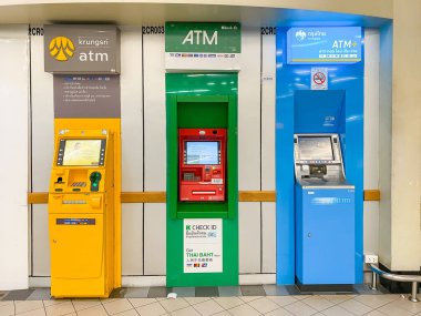 Samutprakan Tayland: 03-12-2022: Bazı insanlar Big-C Süpermarketindeki ATM makinelerinden para alıyorlar 