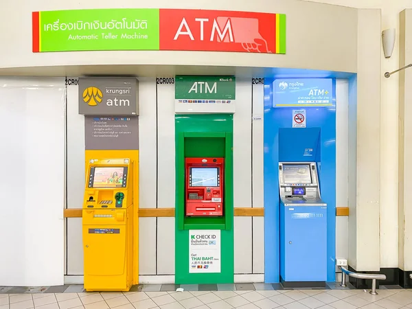 Samutprakan Thaïlande 2022 Certaines Personnes Obtiennent Argent Des Distributeurs Automatiques — Photo