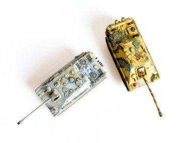 2. Dünya Savaşı tank model oyuncağı beyaz arka planda izole edildi