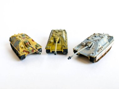 2. Dünya Savaşı tank model oyuncağı beyaz arka planda izole edildi