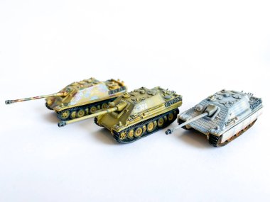 2. Dünya Savaşı tank model oyuncağı beyaz arka planda izole edildi