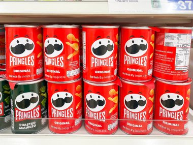 Bangkok Tayland - 09 Aralık 2022: 7-11 arasında rafta birçok Pringles patates cipsi çeşidi