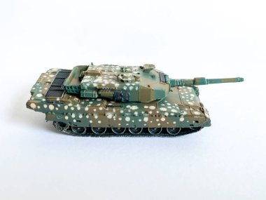 Tank oyuncağı beyaz arkaplanda izole edildi