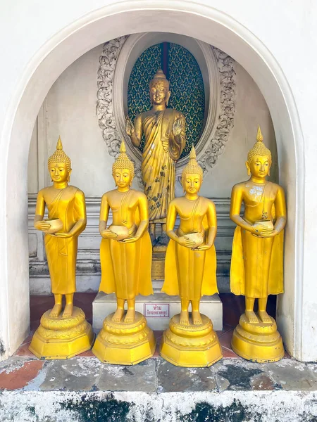 寺院の金色の仏像 — ストック写真