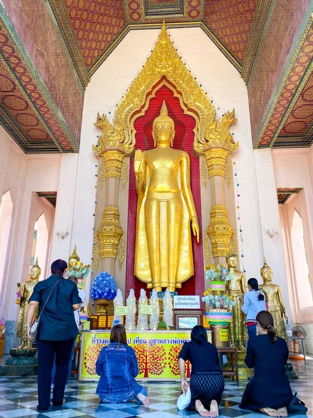 ナコンパトム 2022年12月8日 多くの人々がプラ パトム チェディ寺院の大仏に敬意を表します — ストック写真