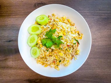 Tayland yemeği. Yengeç kızartması. Tabakta pilav.