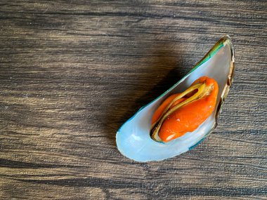 Ahşap zemin üzerinde haşlanmış taze midyeler (Perna viridis)