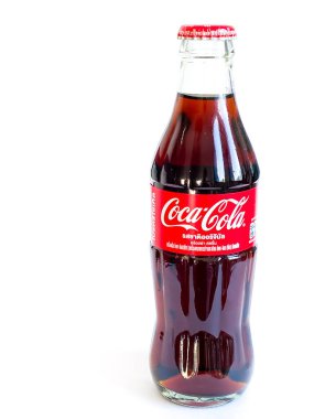Bangkok Tayland - 14 Aralık 2022: Beyaz arkaplanda bir şişe Coca-Cola