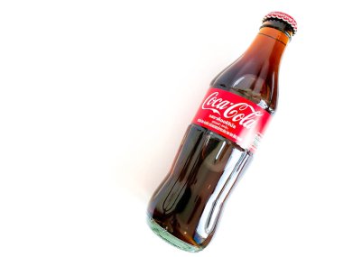 Bangkok Tayland - 14 Aralık 2022: Beyaz arkaplanda bir şişe Coca-Cola