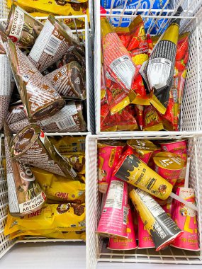 Bangkok Tayland - 17 Aralık 2022: 7-11 yıllarında dondurulmuş dondurmalar dondurucuda satılıyor