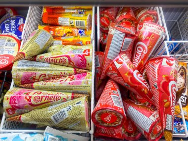 Bangkok Tayland - 17 Aralık 2022: 7-11 yıllarında dondurulmuş dondurmalar dondurucuda satılıyor