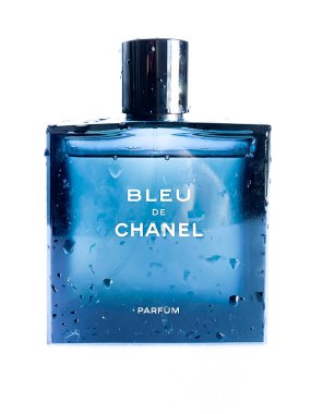 Bangkok Tayland - 18 Aralık 2022: Beyaz arka planda bir şişe Bleu de Chanel parfümü