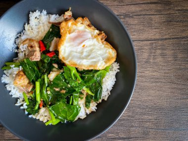 Çin brokolisi ve istiridye soslu kızarmış domuz eti ve kızarmış yumurta.